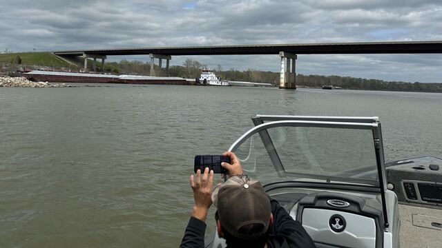 Embarcación choca contra puente en Arkansas