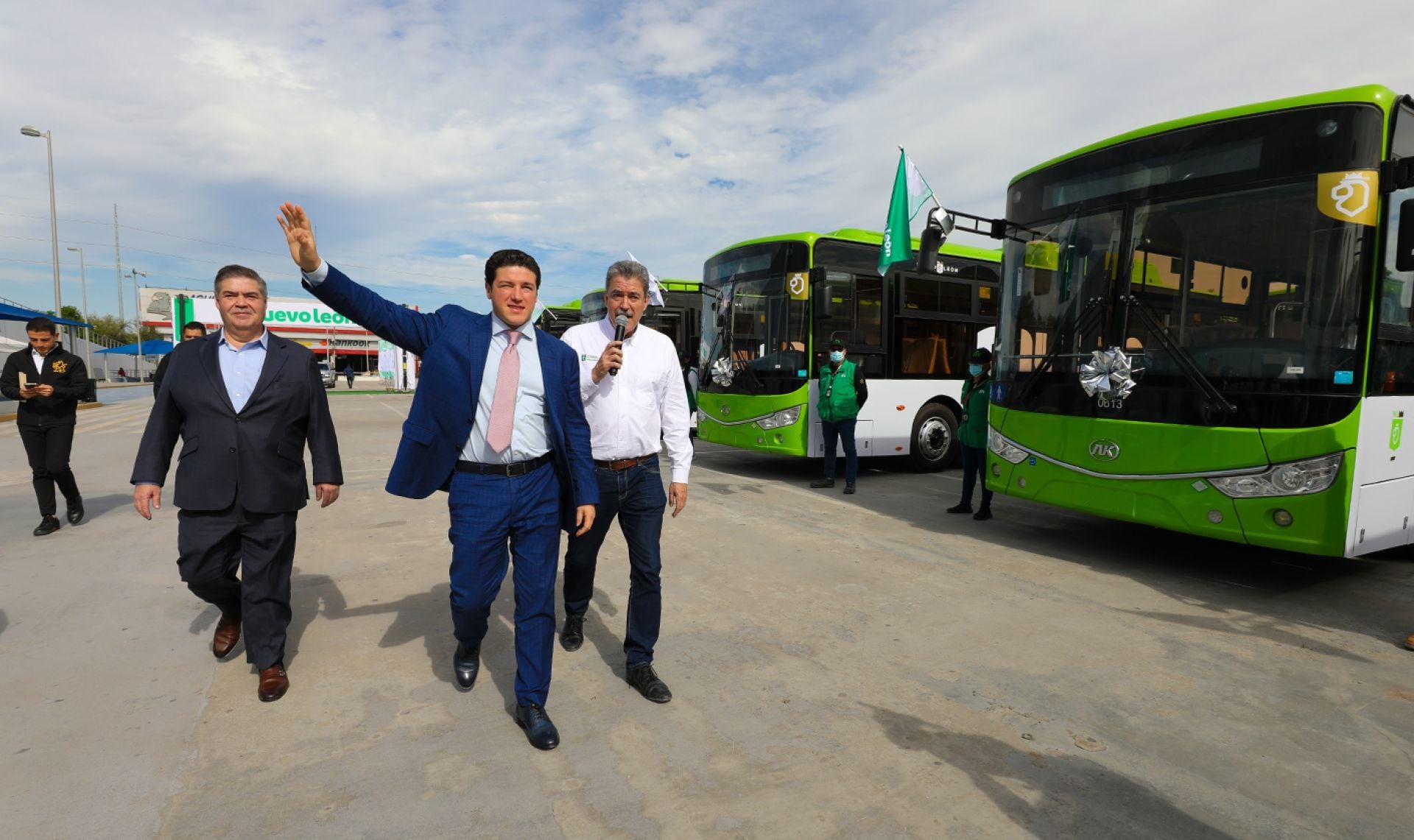 El gobernador de Nuevo León, Samuel García retomó su cargo con un acto público donde inauguró una flotilla de autobuses urbanos que operarán en la zona metropolitana de Monterrey