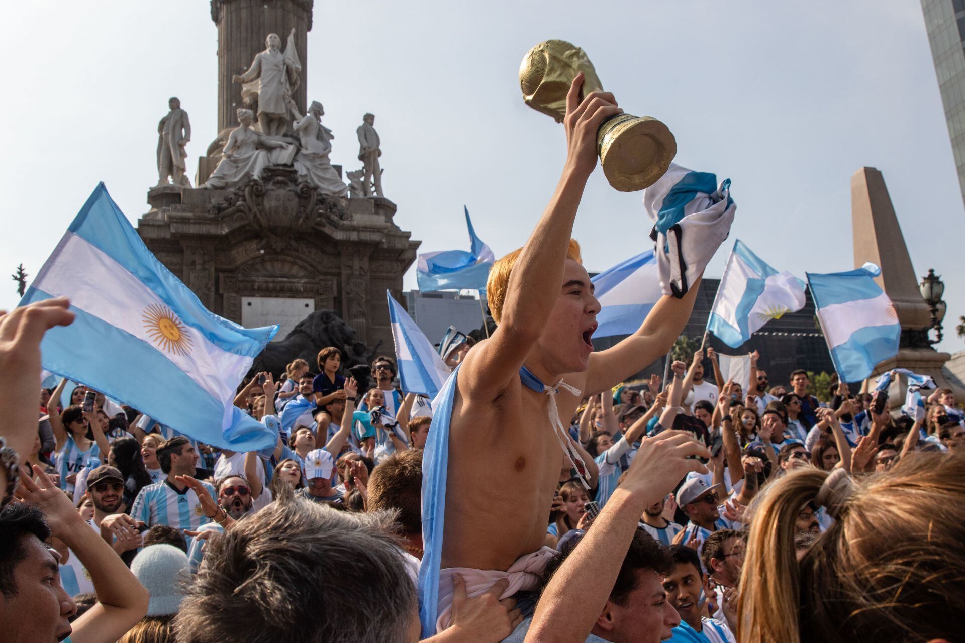 Aficionados de Argentina celebran en el Ángel de la Independencia