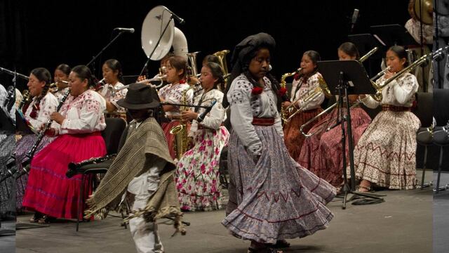 El textil de la comunidad Mixe fue reclamado por la compañía francesa quien reclamó como propio el diseño e inició un proceso legal para obtener la patente e iniciar la explosión comercial del bordado.
 