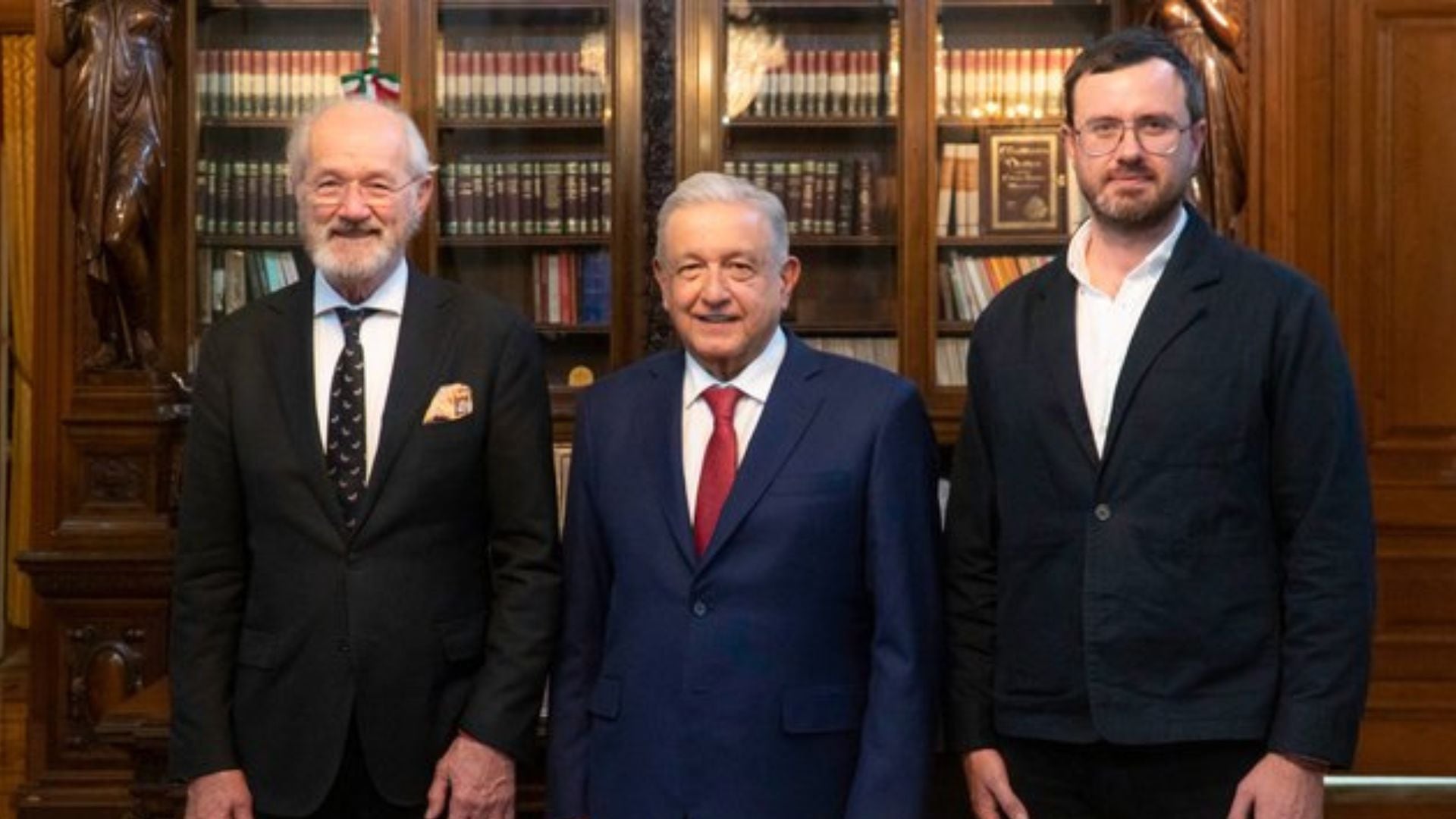 AMLO se reúne con papá y hermano de Julian Assange en Palacio Nacional