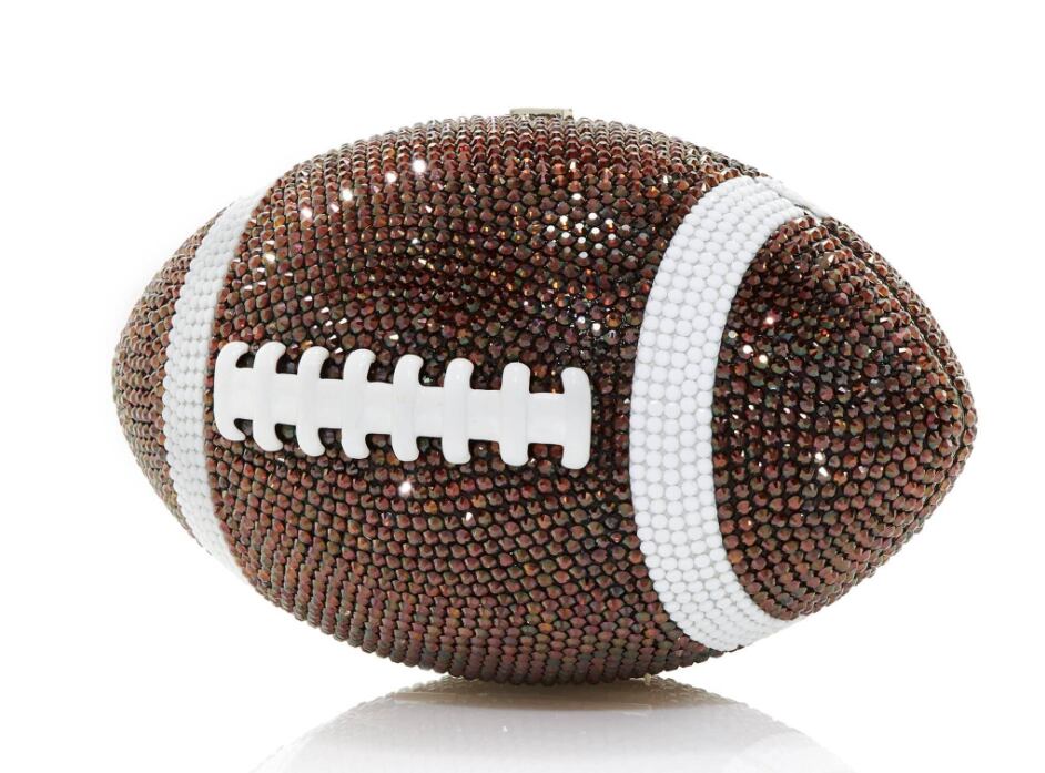 El bolso en forma de balón de americano de Taylor Swift
