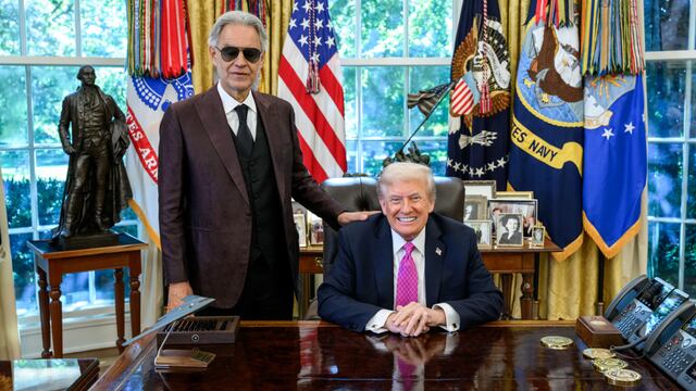 Andrea Bocelli y Donald Trump en la Oficina Oval
