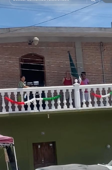 Se le sale lo patriótico adornando por 15 de septiembre