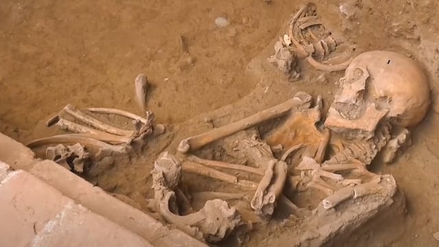 Esqueleto descubierto en el cementerio colonial de Perú