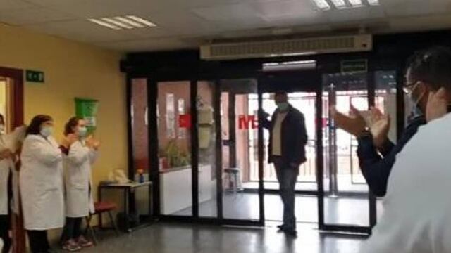 Médicos aplaudiendo