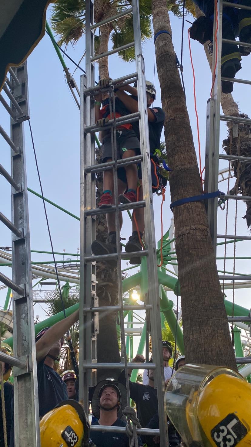 Bomberos rescatando a las personas
