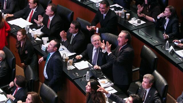 Los senadores pueden contratar asesores en apoyo a su labor legislativa.