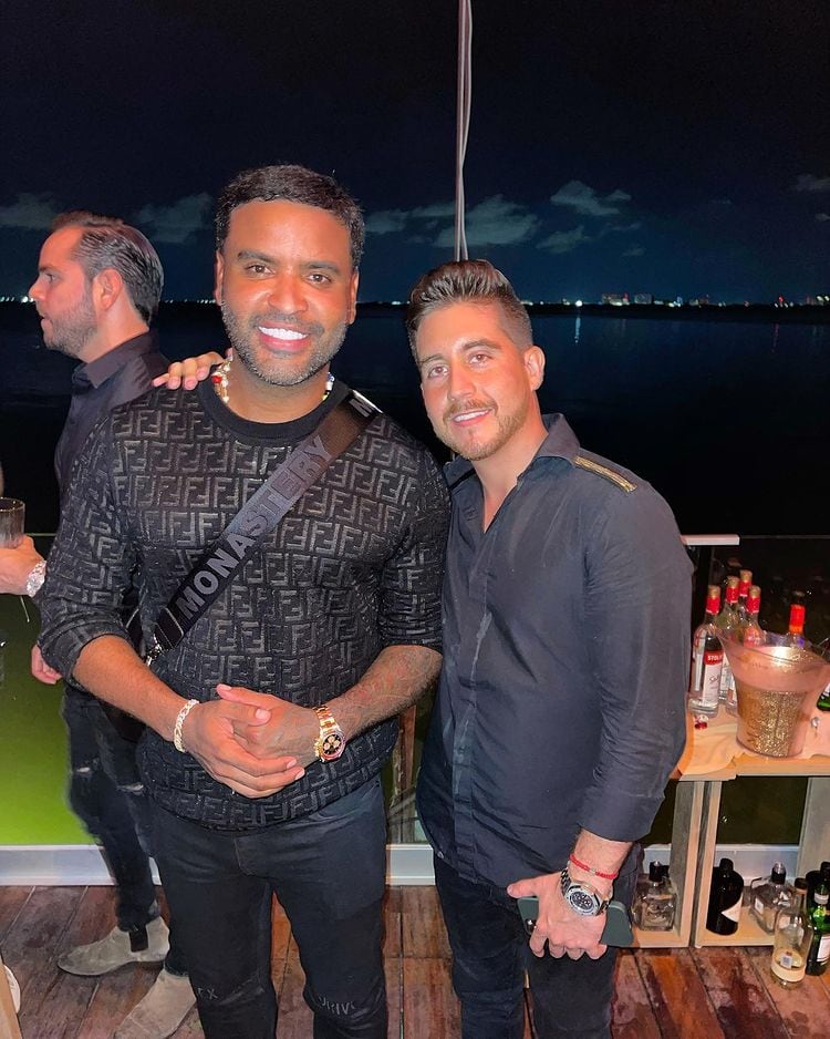 Ex novio de Priscy Escoto y Zion.