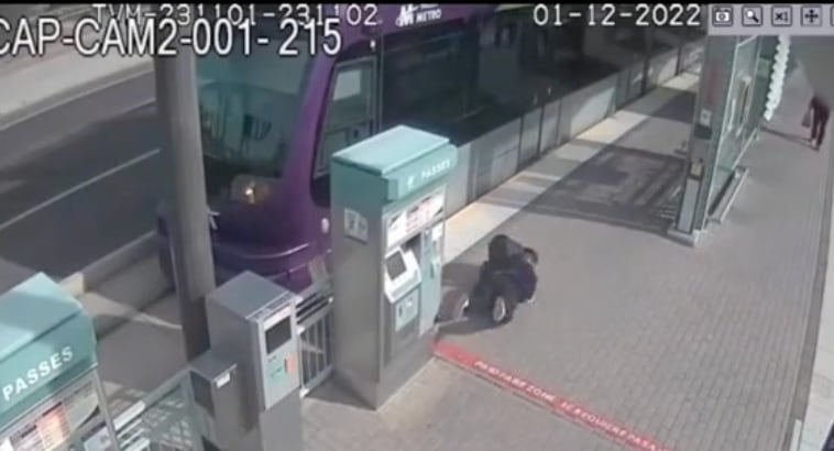 Caída de la joven en estación de tren