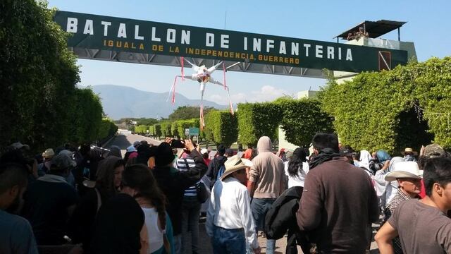 (@appo_stol) Normalistas en la entrada al Batallón 27 de Infantería en Iguala, Guerrero