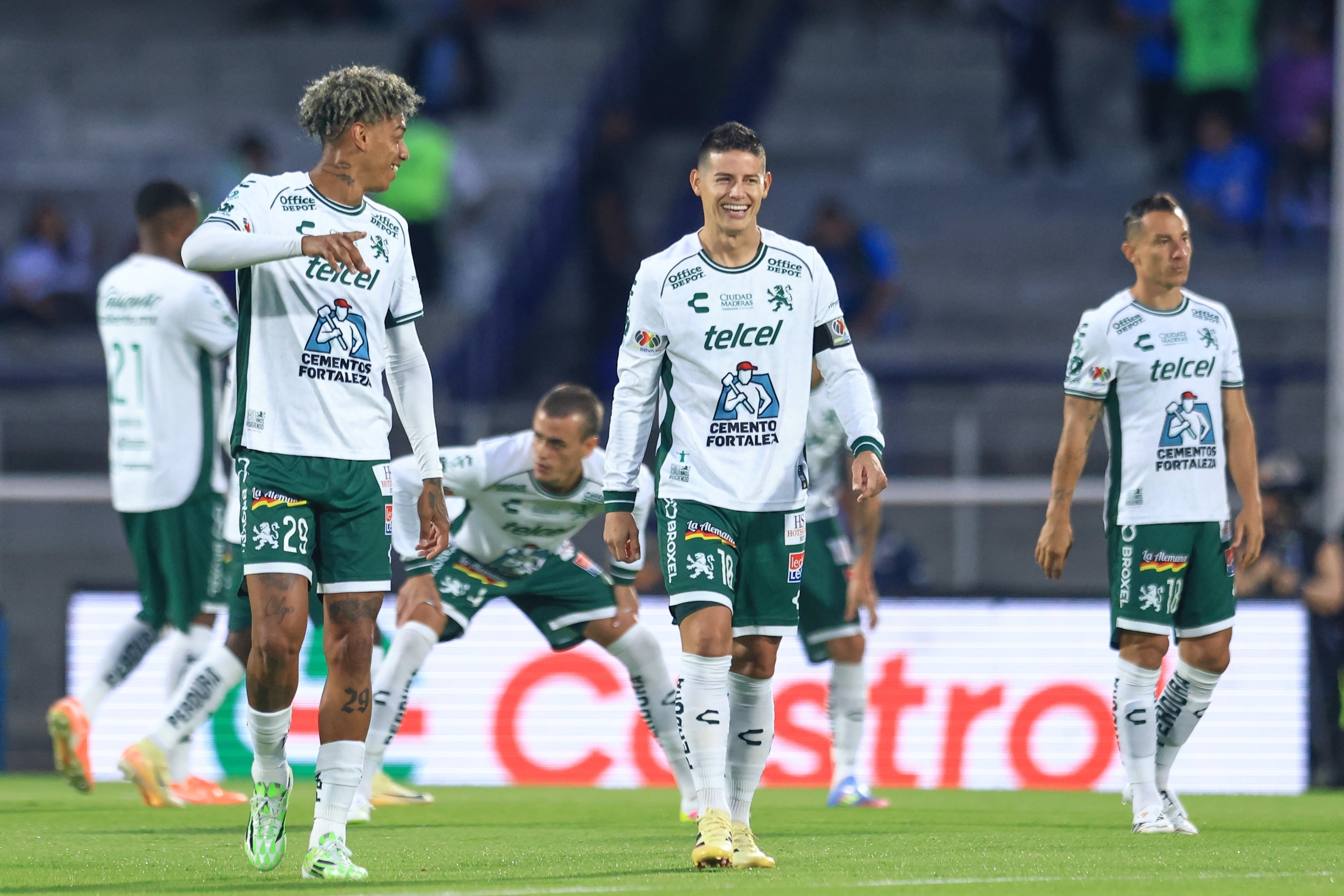 Jhonder Cádiz con James Rodríguez en León