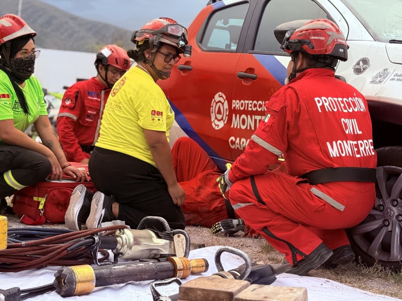 Protección Civil de Monterrey capacita a rescatistas.