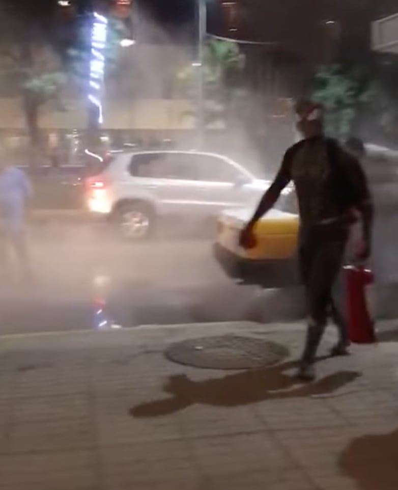 Spider-Man apaga incendio en Acapulco