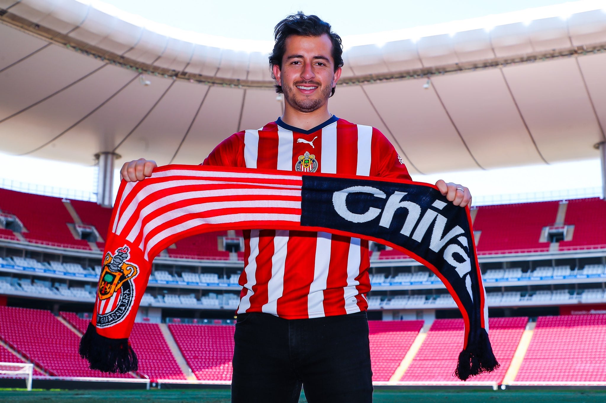 Alan Mozo con la nueva playera de Chivas