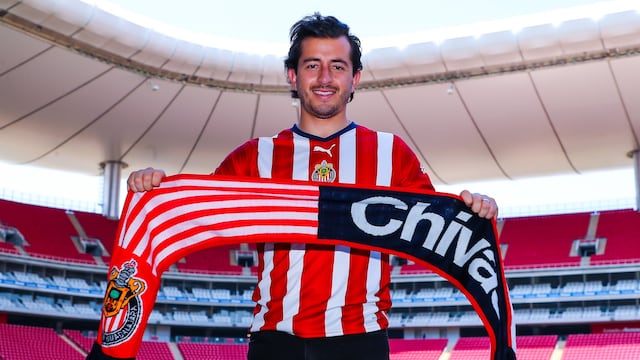 Alan Mozo con la nueva playera de Chivas