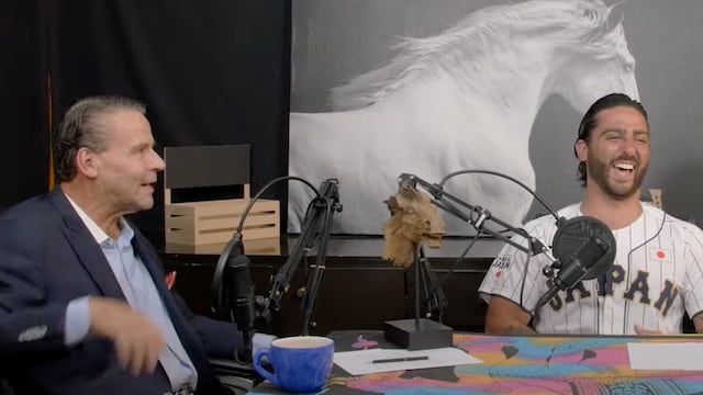 Alfredo Adama quiso presumir su habilidad en las mentadas de madre y le salió mal frente a Luis Potro Caballero