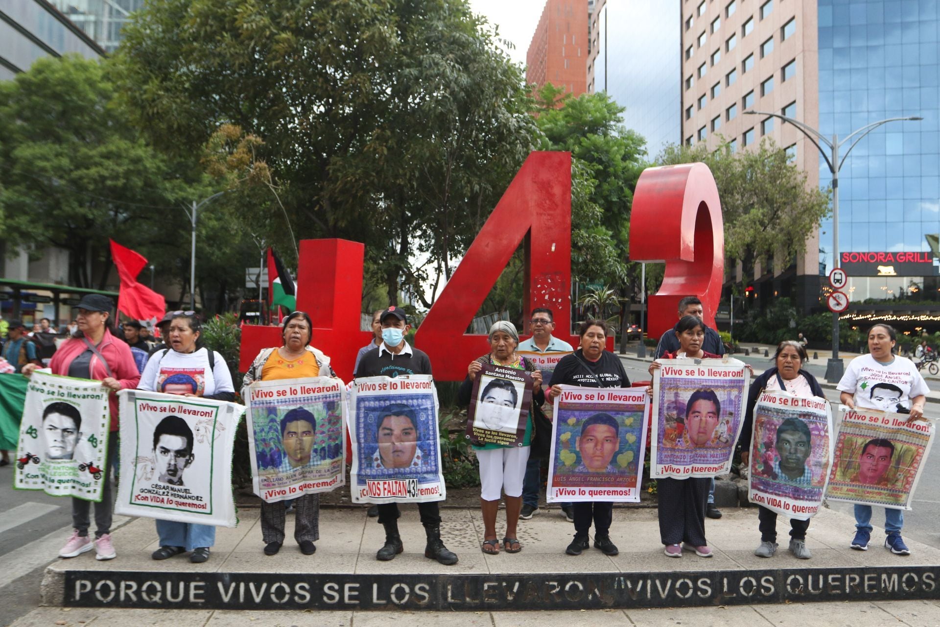 Estudiantes normalistas, madres buscadoras, familiares de personas desaparecidas y padres de los 43 estudiantes de Ayotzinapa