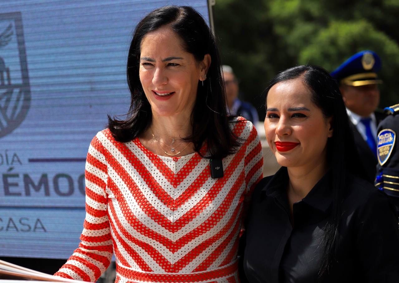 Lía Limón hace Guardia de honor