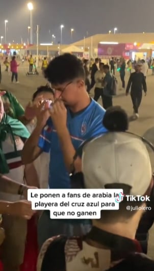 Aficionado de Arabia Saudita con playera del Cruz Azul