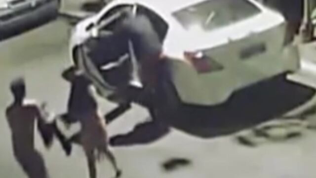 Les roban el carro mientras tienen sexo