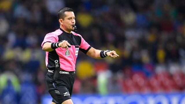 El árbitro Diego Montaño en el partido entre América y León