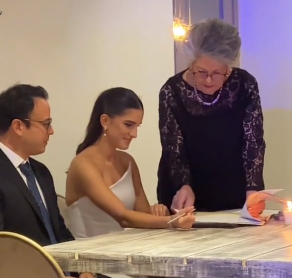Se quema su acta matrimonial en plena boda
