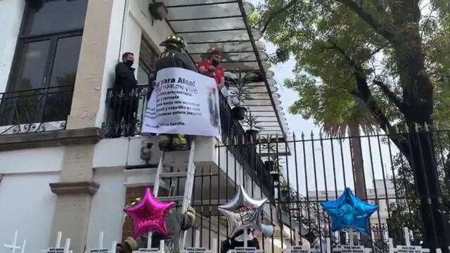 Familias en balcón de la Segob