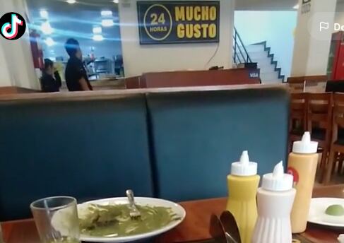 La invita a comer y la abandona