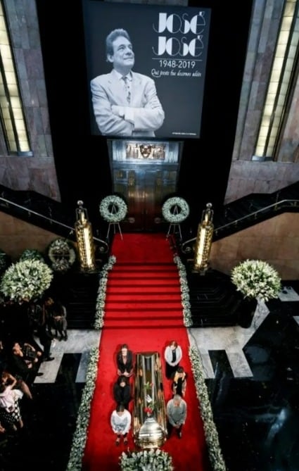 Ataúd de José José