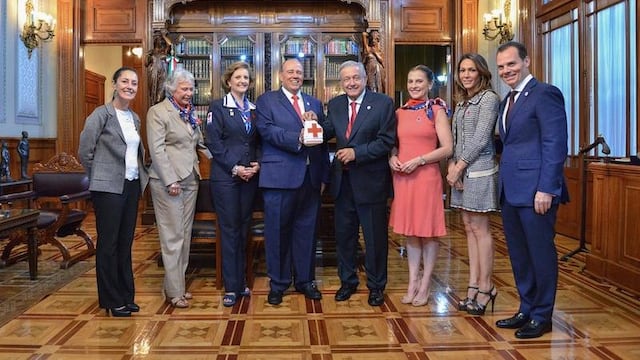 El presidente López Obrador con autoridades de la Cruz Roja Mexicana.