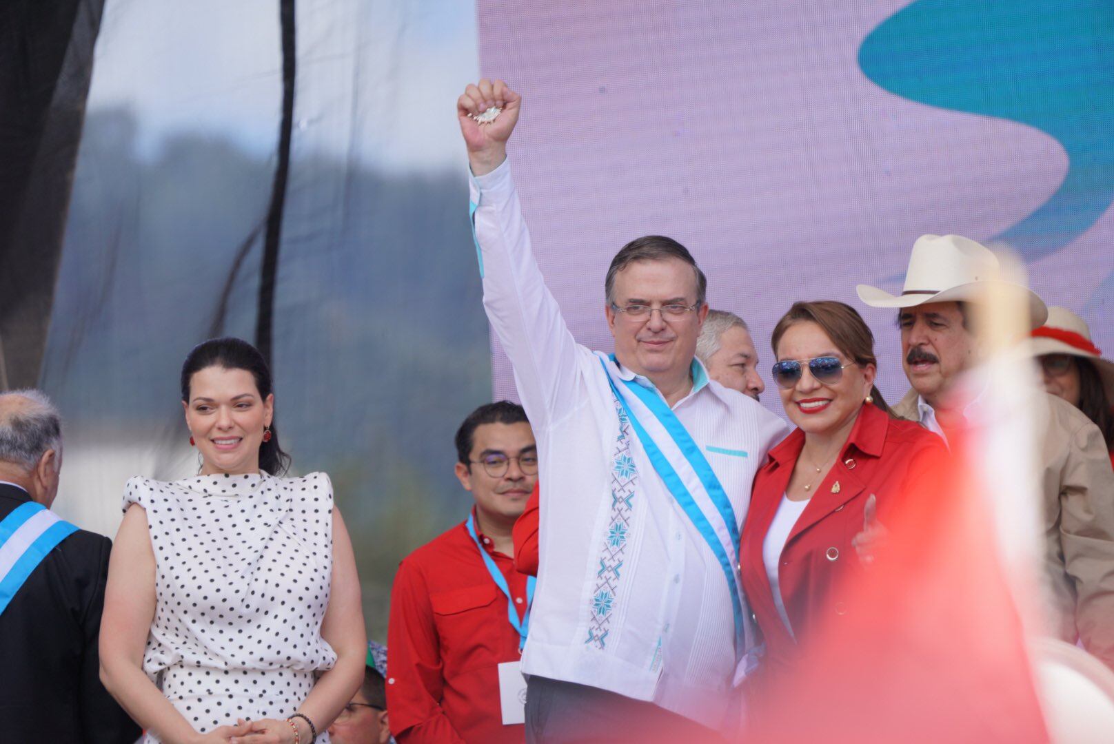 Marcelo Ebrard recibe importante medalla histórica de Honduras