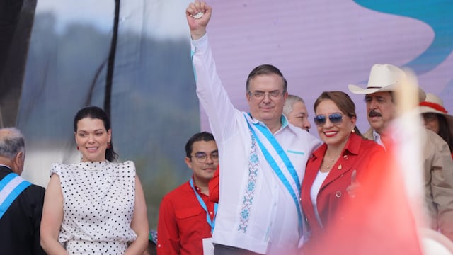 Marcelo Ebrard recibe importante medalla histórica de Honduras