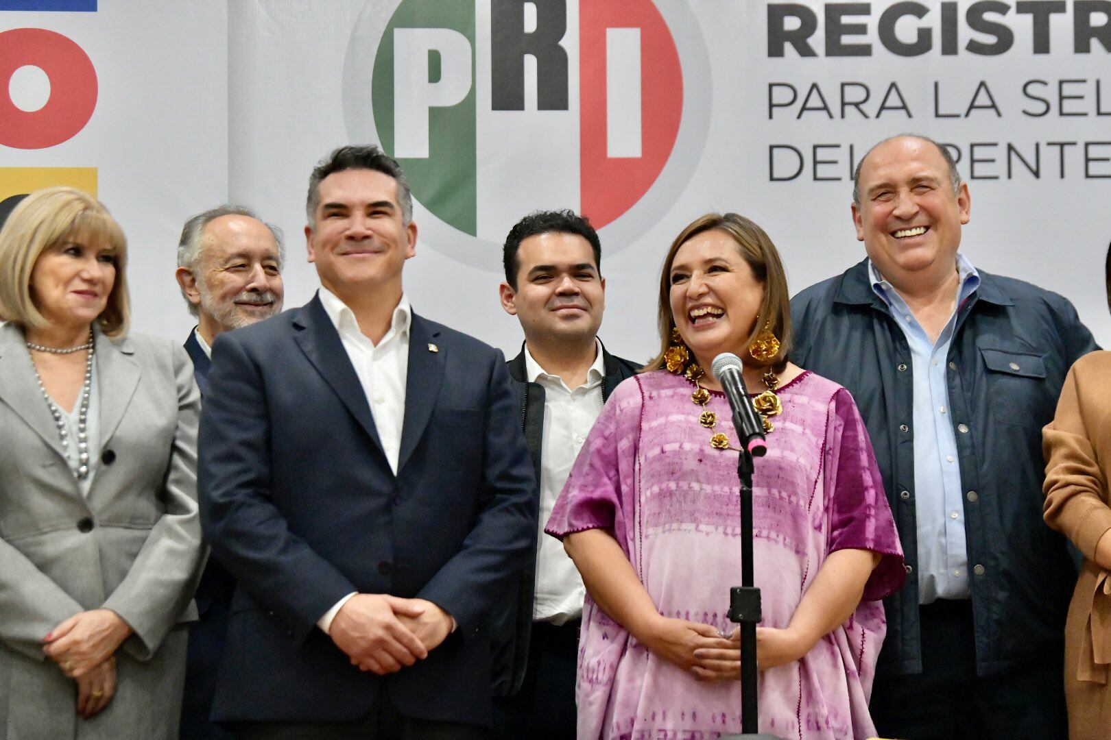 Xóchitl Gálvez en su registro a proceso de Va por México