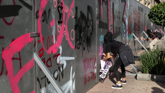 Vallas metálicas. Resguardo en marcha de 2 de octubre.