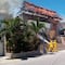 Quintana Roo: Incendio consume palapas del ‘Dolphin Discovery’ de Isla Mujeres
