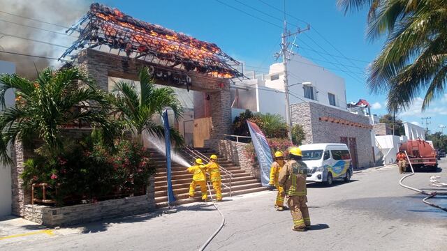 Incendio en Dolphin Discovery
