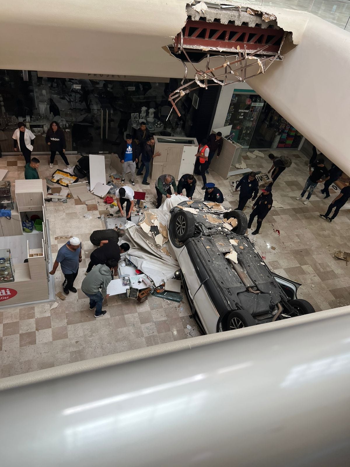 ¿Qué pasó en estacionamiento de Plaza Lilas?