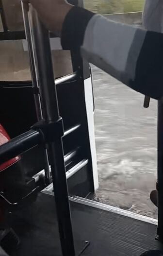Chofer de microbús pide a pasajeros “recen, por favor” para no terminar hundidos