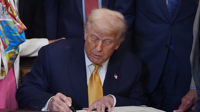 Donald Trump firma la Ley contra el Tráfico de Fentanilo.