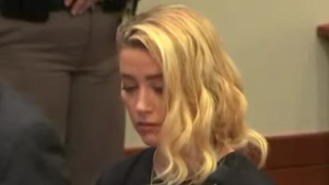 Amber Heard escuchando el veredicto