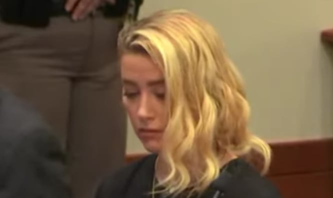 Amber Heard escuchando el veredicto