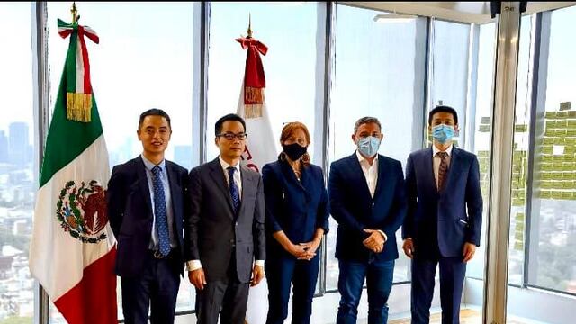 Tatiana Clouthier y el equipo de Huawei