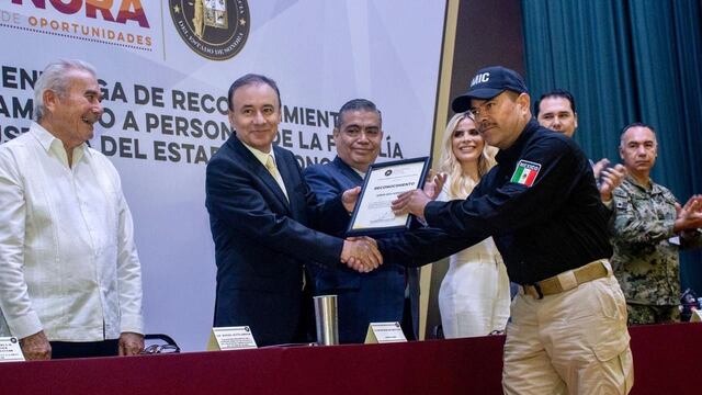 Alfonso Durazo entrega reconocimientos a personal de FGJE