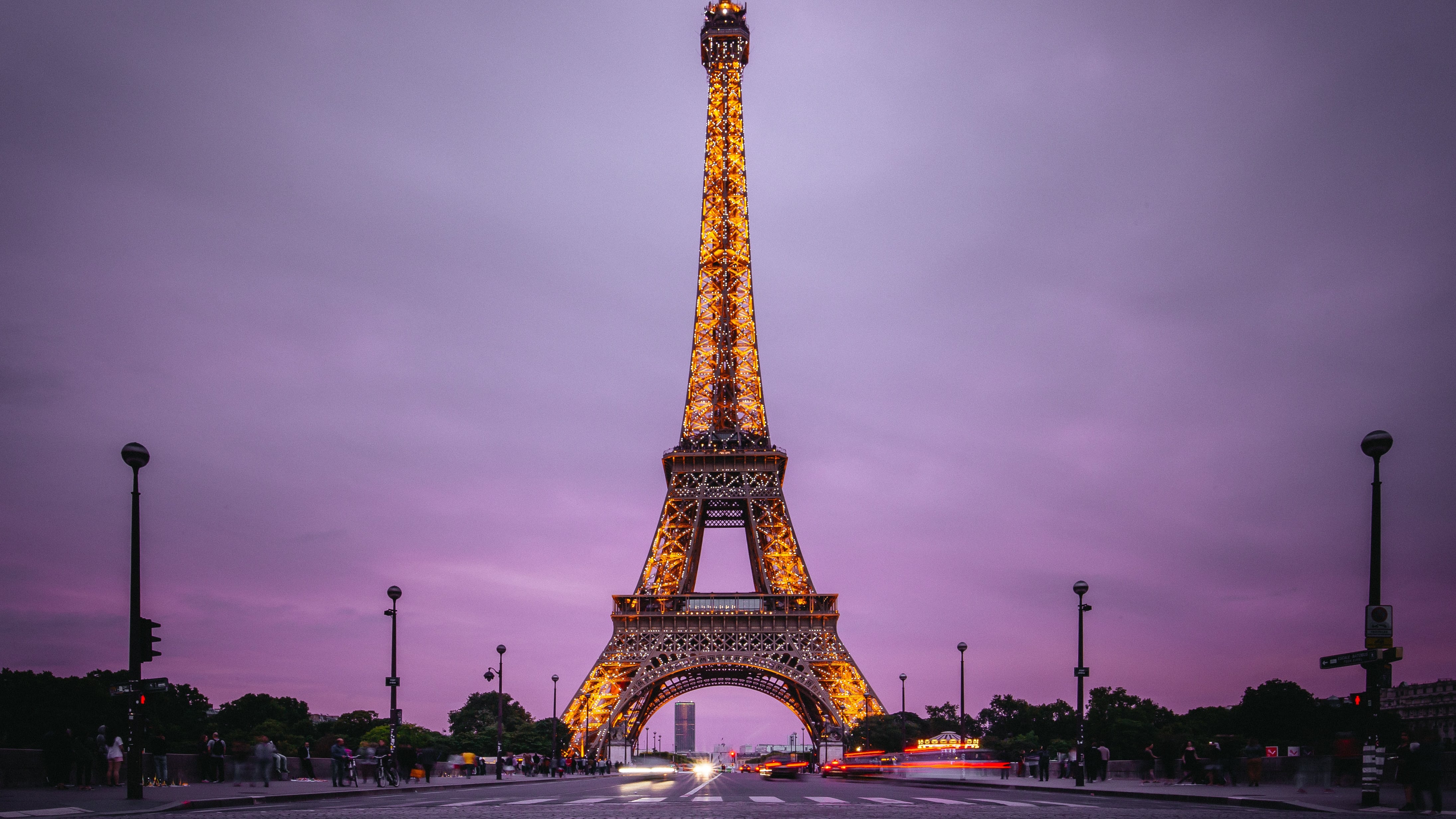 Reabre la Torre Eiffel tras más de 8 meses cerrada por Covid-19