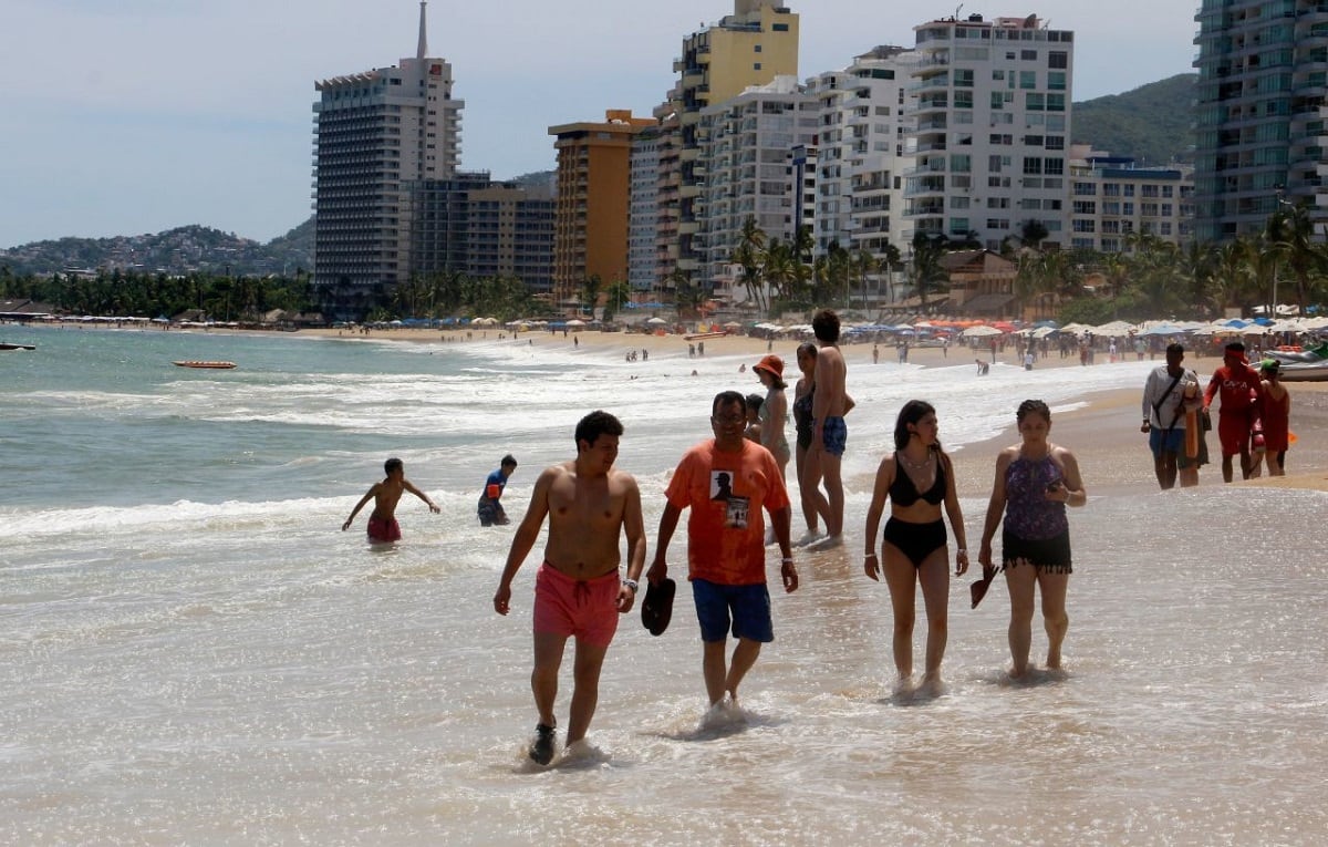 Turistas disfrutan de las playas de Acapulco en Guerrero
