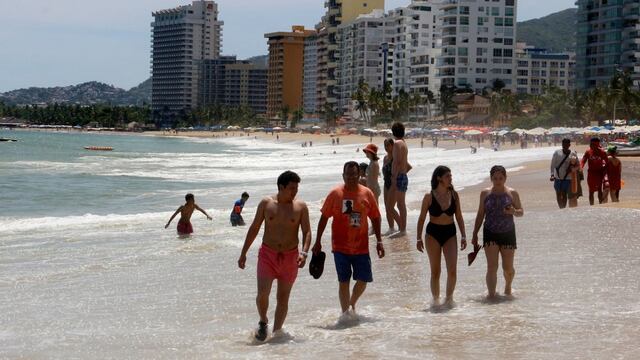 Turistas disfrutan de las playas de Acapulco en Guerrero