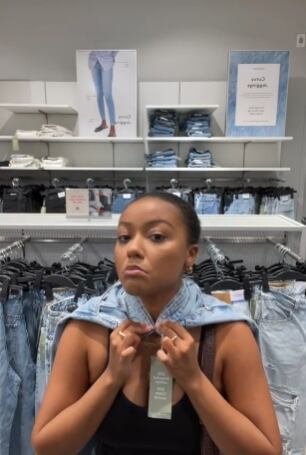 Mujer midiéndose pantalón en el cuello para comprobar si funciona