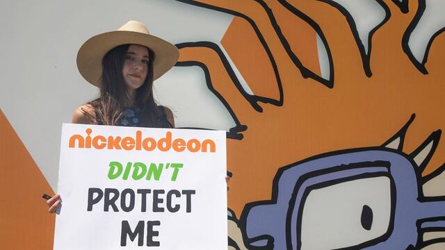 Alexa Nikolas estrella de Zoey 101 protesta frente a Nickelodeon