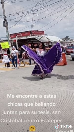 Estudiante bailando zapateado para poder titularse